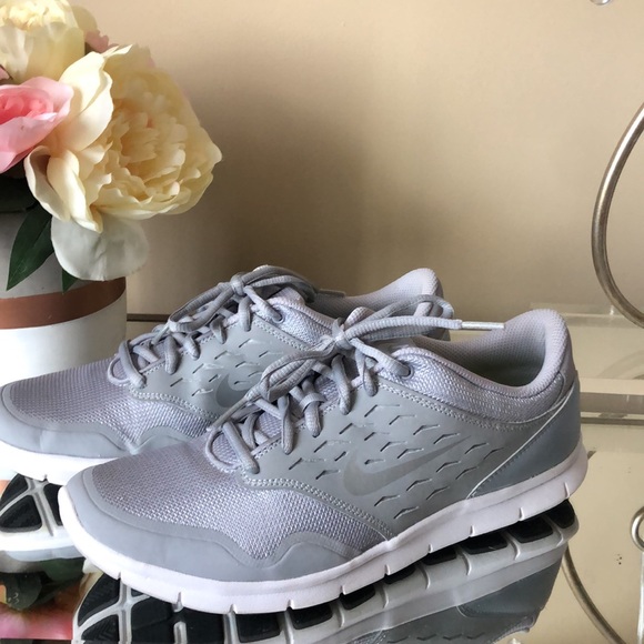 Nike Women's Orive NM Running Shoe Wolf Grey/Volt/Metallic Silver - Picture 2 of 9